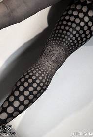 Totem geometrico denso sulle gambe