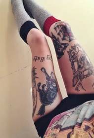 Kyakkyawan tattoo tare da dogon sexy dogon kafafu