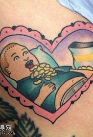 Смешная татуировка в форме сердца