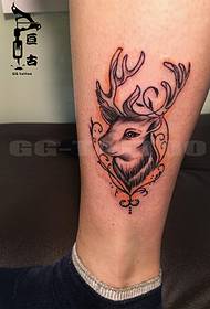 Красиві татуювання на оленях на ногах
