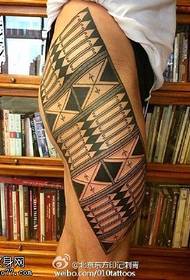 Motivo geometrico del tatuaggio sulla coscia