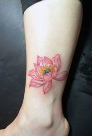Hermosa y hermosa imagen de patrón de tatuaje de loto de color de piernas de moda