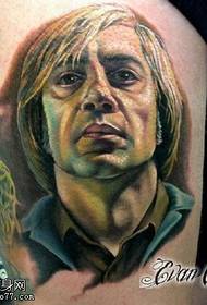 Tatuaje de mozo na coxa