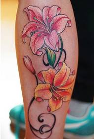 Gyönyörűen szép színes liliom tetoválás kép a borjúról