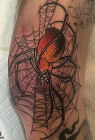 Spinneweb-tatoeëringpatroon op die bene