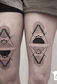 Kubwa chini ya picha ndogo ya muundo wa tattoo