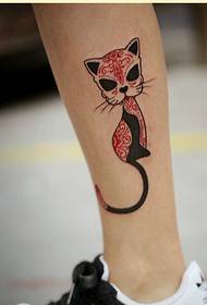 Modë e bukur me ngjyra të bukura me tatuazhe mace me foto