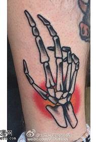 Schizzo a mano modello tatuaggio sul polpaccio