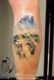 Modello di tatuaggio aereo sul polpaccio