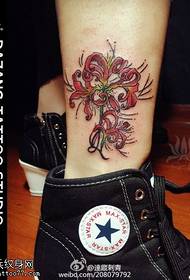 Fermoso outro tatuaje de flores laterais no becerro