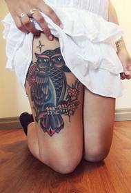 Immagine femminile del tatuaggio del gufo di modo di personalità di modo delle gambe femminili