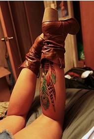 Immagine del modello di tatuaggio piuma elegante e bella gamba piccola