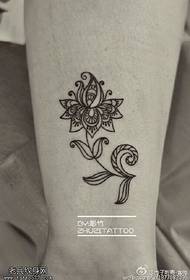 Teste padrão floral tatuagem na panturrilha