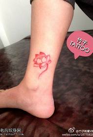 Modello tatuaggio loto rosa pungente gamba