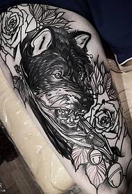Нога црна волк роза шема на тетоважа