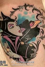 Rekòmande yon fanm fre ak modèl tatoo Crow