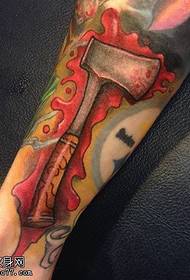 Tatuaggio con ascia insanguinata sul polpaccio