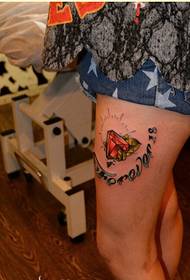 Gražus, gražiai atrodantis spalvotas deimantų raidės tatuiruotės paveikslėlis moteriškoms kojoms