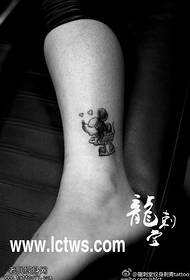 Ang kulay ng binti ng monochrome cute na simpleng pattern ng tattoo na Minnie