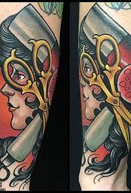 Beauty tattoo pattern under the leg scissors