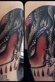 Cannibal tattoo patroon vir krokodille