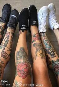 Різні великі квіткові візерунки татуювання ніжки
