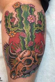 Ang sumbanan sa tattoo sa calf cactus