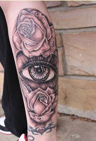 Personības kājas modē izskatīgas rožu acis tetovējums bilžu bildes
