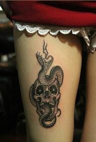 Kobiece nogi zdjęcia osobowości tatuaż wzór tatuaż python