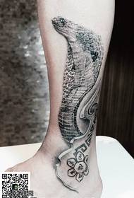 Dominéierend cool Schlaang Tattoo Muster