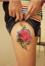 Moda uroda nogi piękny obraz wzór róży tatuaż