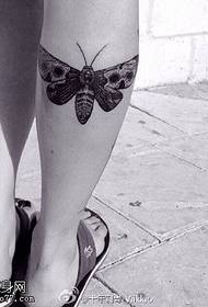 Moth tatoveringsmønster på leggen