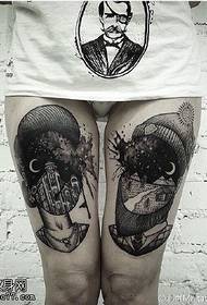 Reticolo del tatuaggio di arte astratta sulla coscia