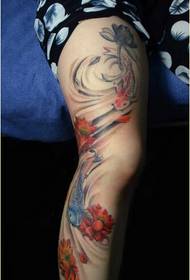 Kızın bacakları güzel görünümlü mürekkep boya kalamar lotus resmi