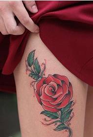 Krásné a krásné barevné růže tetování obrázek ženské nohy
