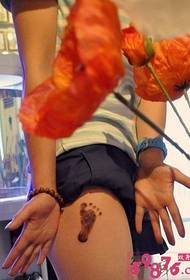Belle immagini di tatuaggi di belle impronte sulle gambe della bellezza della moda personalizzata