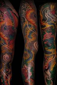 Tatuaje de pernas de flores á moda