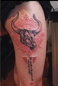 Gambe di personalità, disegno del tatuaggio della testa di mucca, goditi l'immagine