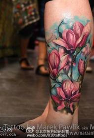 Motivo tatuaggio magnolia al polpaccio