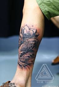 Modeli i tatuazhit të hollë me lotus koi