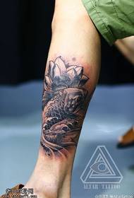 Exquisit patró de tatuatge de lotus koi