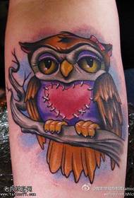 Modello tatuaggio color gufo gamba