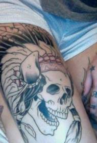 Imagine exagerată de tatuaj pe coapsă