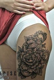 Skaistumkopšanas augšstilbu ziedu tetovējums