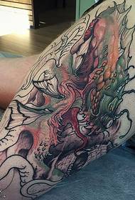 Patrón de tatuaje de monstruo en el agua