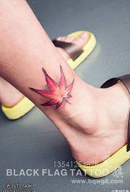 Realistični trodimenzionalni uzorak tetovaže javorovog lišća
