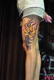 Мода бутовите имаат само убави слики во форма на тетоважа на лотос од прекрасен изглед