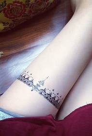 아름다운 여자의 다리는 아름다운 레이스 문신 패턴 사진을보고