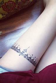 Le gambe della bella signora sembrano bellissime immagini di tatuaggi in pizzo