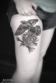 Modellu di tatuaggio d'uccello peonia nantu à a coscia